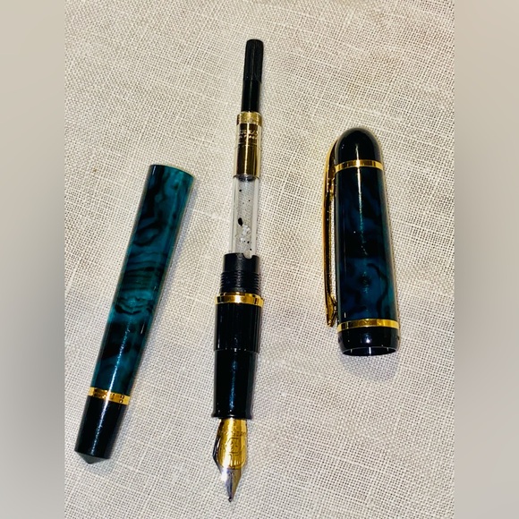 Waterman Phileas Paris France fountain pen in a green marbled finish gold trim